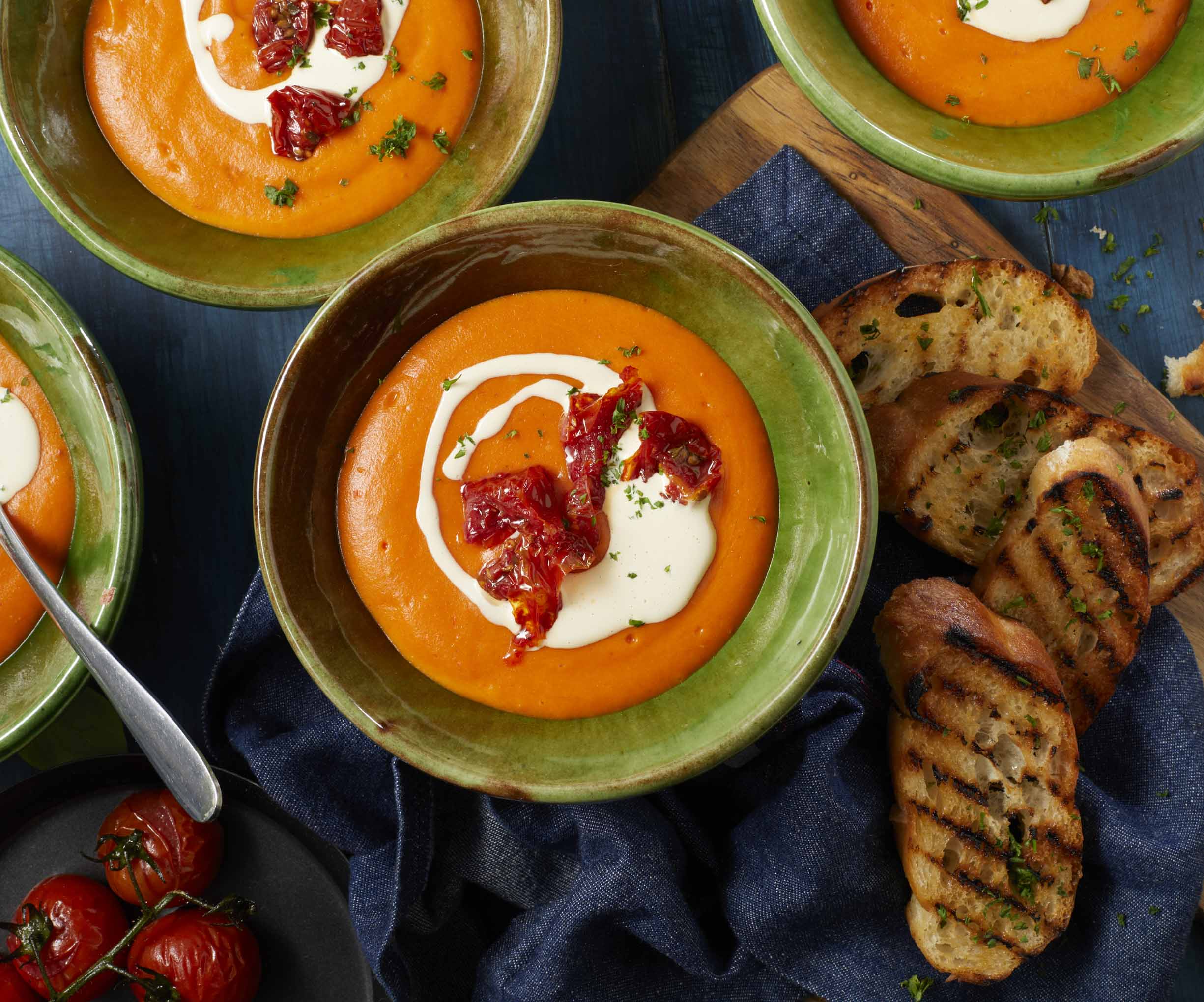 Tomatsoppa med basilika